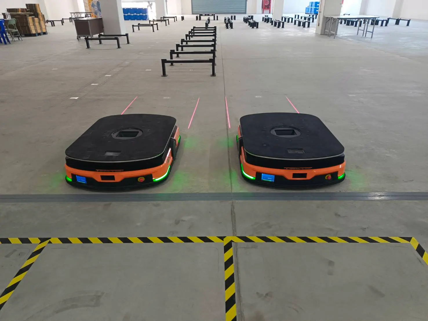 รถ AGV เคลื่อนย้ายสินค้าอัตโนมัติในคลังสินค้าอัจฉริยะ