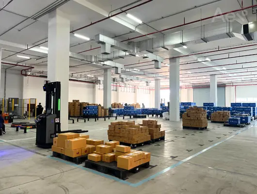 ตัวอย่างการใช้งาน AGV และ AMR ในระบบขนส่งสินค้าอัตโนมัติภายในโรงงานอุตสาหกรรม