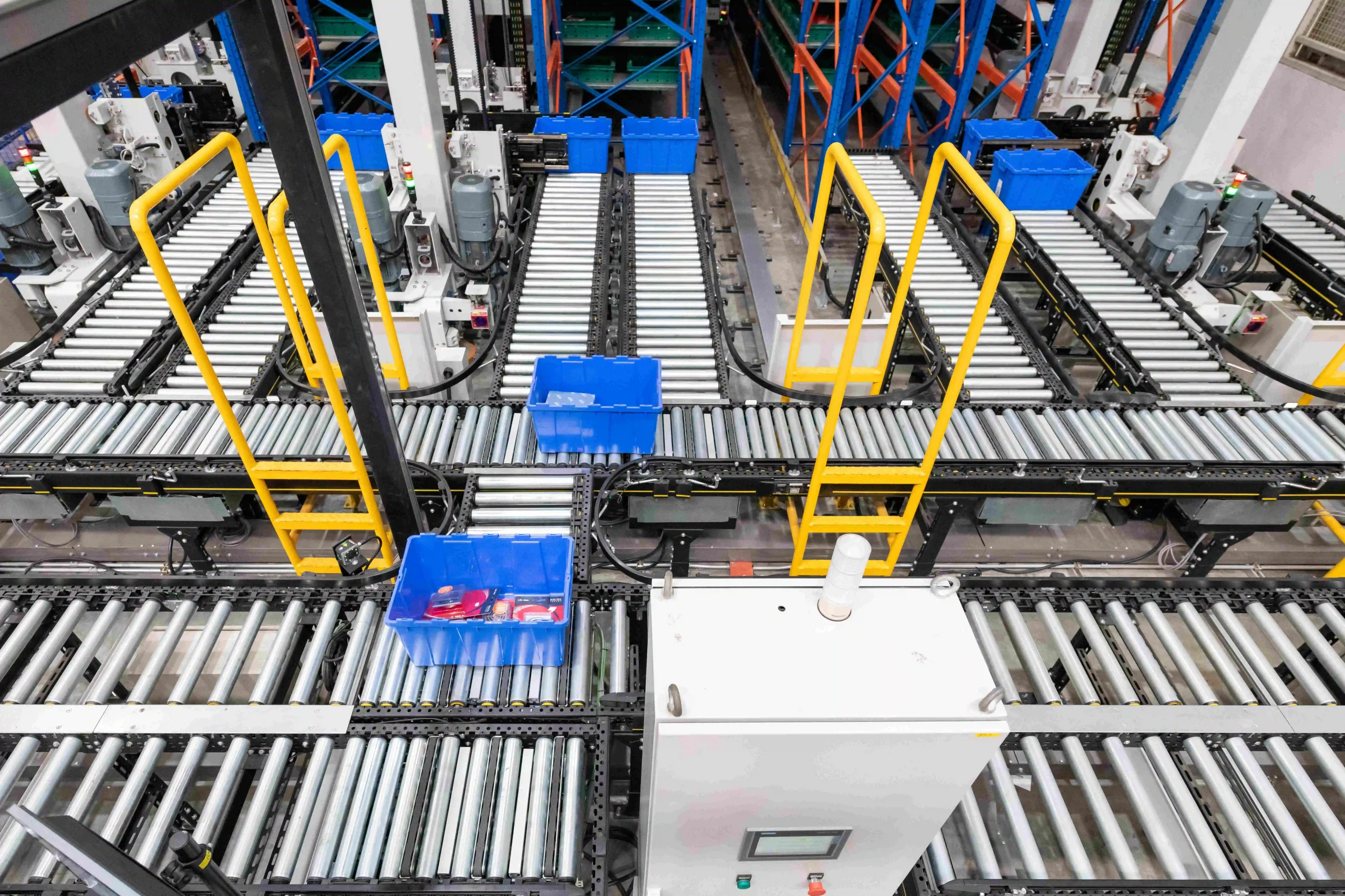 Roller Conveyor คือระบบลำเลียงที่ใช้ลูกกลิ้งทรงกระบอกเรียงต่อกันเป็นแนวยาวบนโครงราง